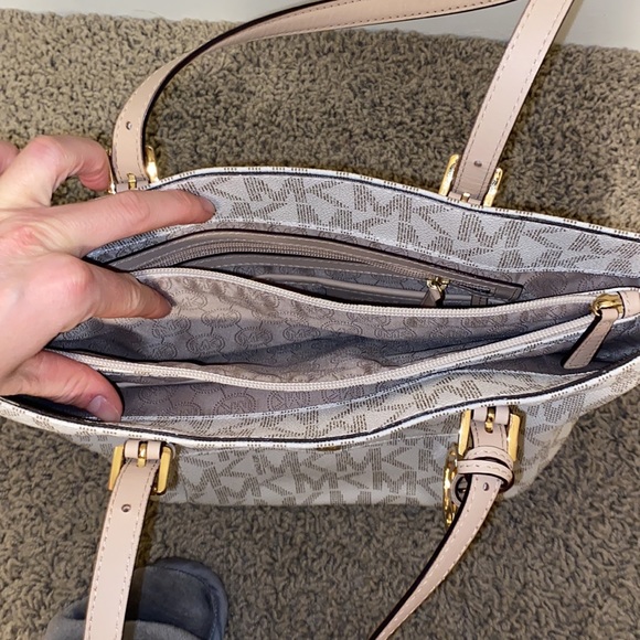 Michael Kors tote purse, MK design - Picture 6 of 9